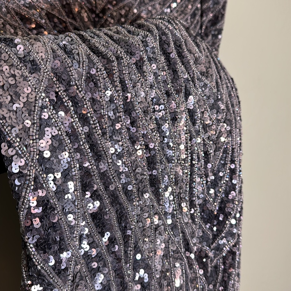 MAC DUGGAL sz 12 silver
Long Sleeve V Neck Beaded Cocktail Dress - Picture 14 of 15